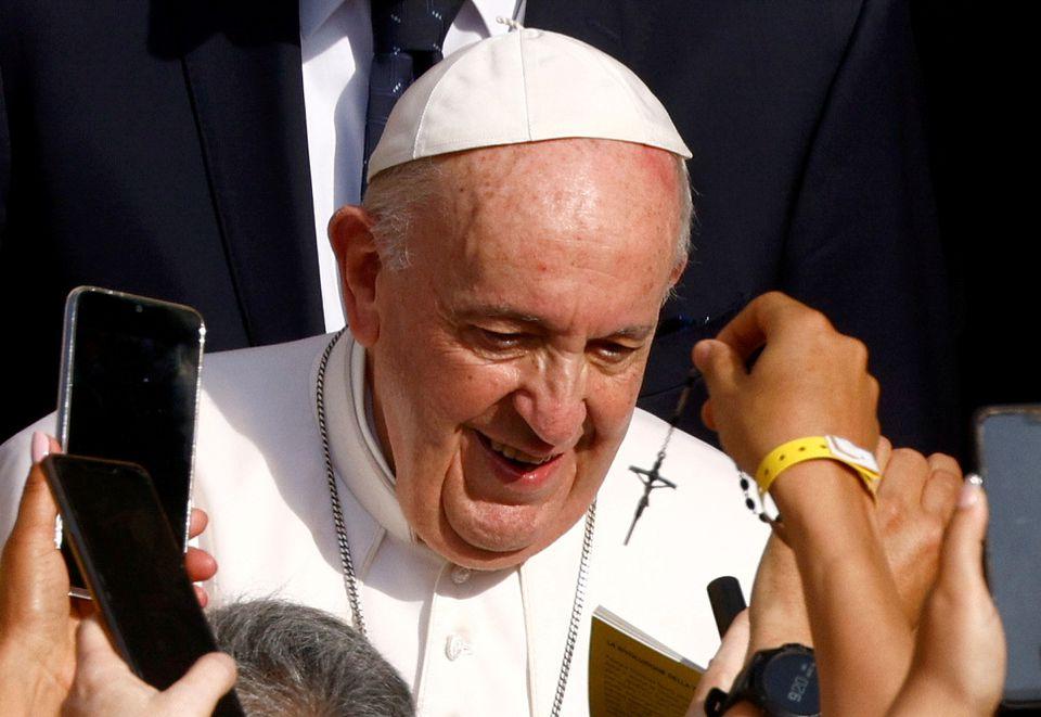 Pope Francis greets people as he arrives at the San Damaso courtyard for the weekly general audience at the Vatican June 16, 2021. - Avaz