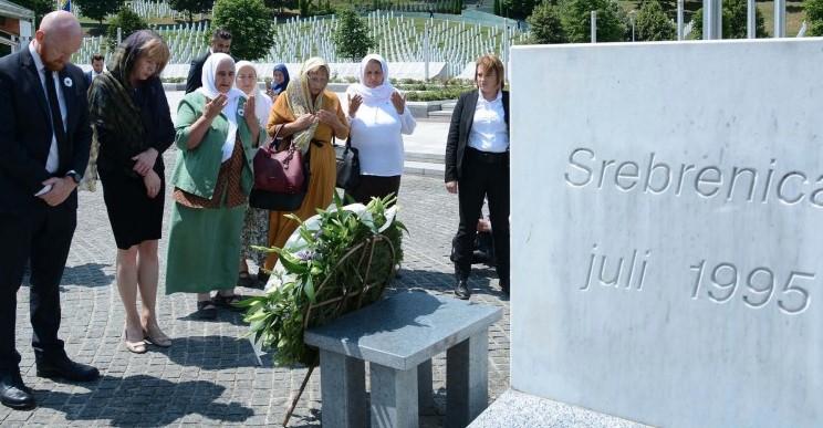 morton u posjeti Potočarima s majkama Srebrenice - Avaz