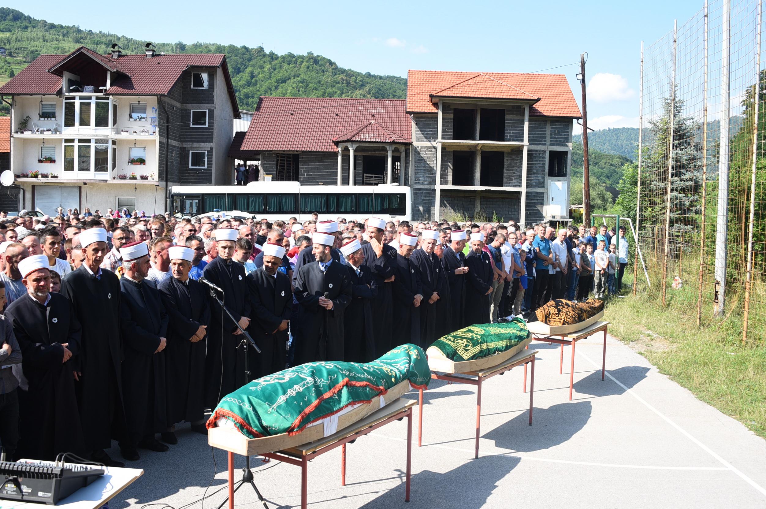 Begov Han je danas najtužnije mjesto u BiH: Hiljade ljudi na dženazi poginulim mladićima