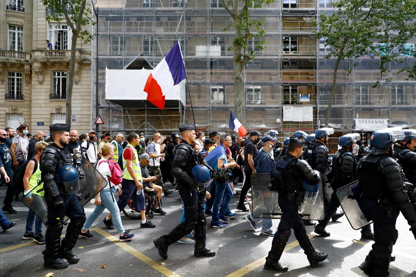 Sukob policije i demonstranata u Parizu: Macrone, ne želimo tvoj karton