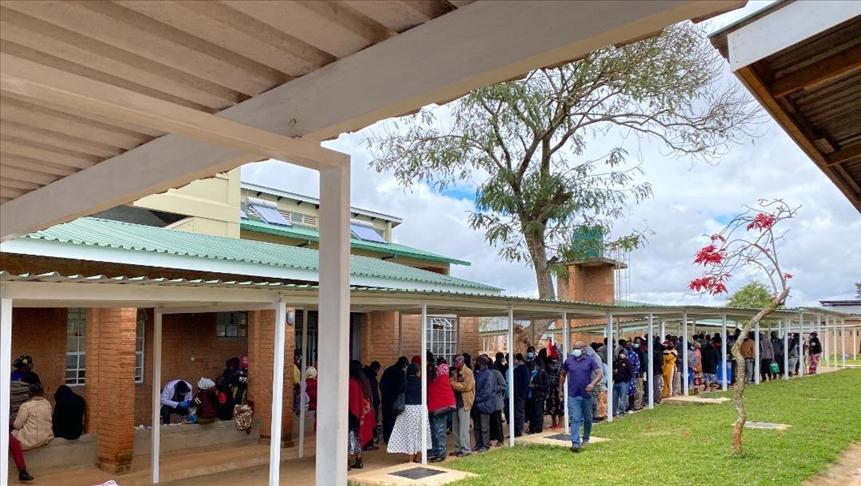 Malawians queue in Blantyre to get vaccinated after COVID-19 vaccination centres re-opened on Monday - Avaz