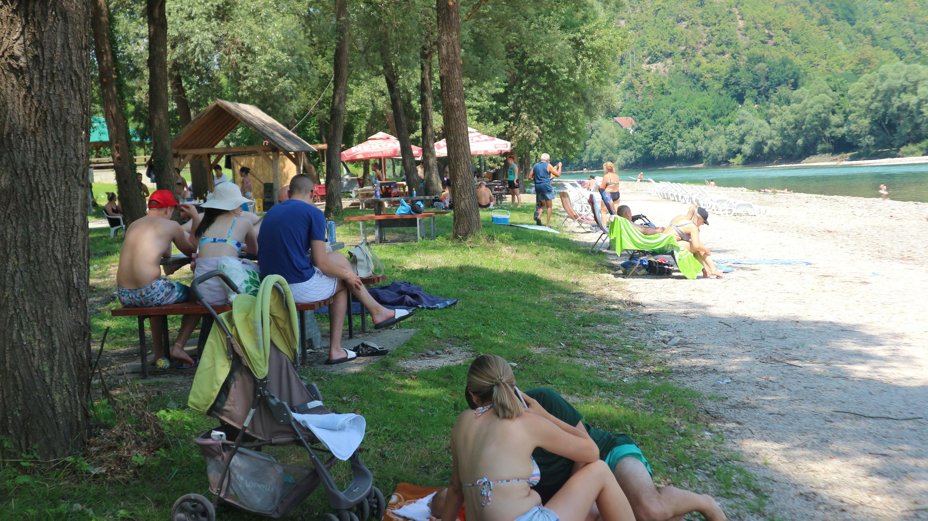 Izletište u Krasanpolju puno gostiju posljednjih dana: Toplo vrijeme i niz sadržaja napunili Rajsku plažu