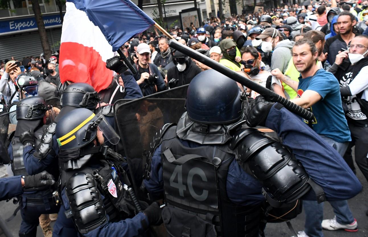 Žestoki sukobi na ulicama Pariza: Protesti protiv kovid pasoša