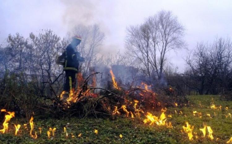 Stradao paleći travu i nisko rastinje