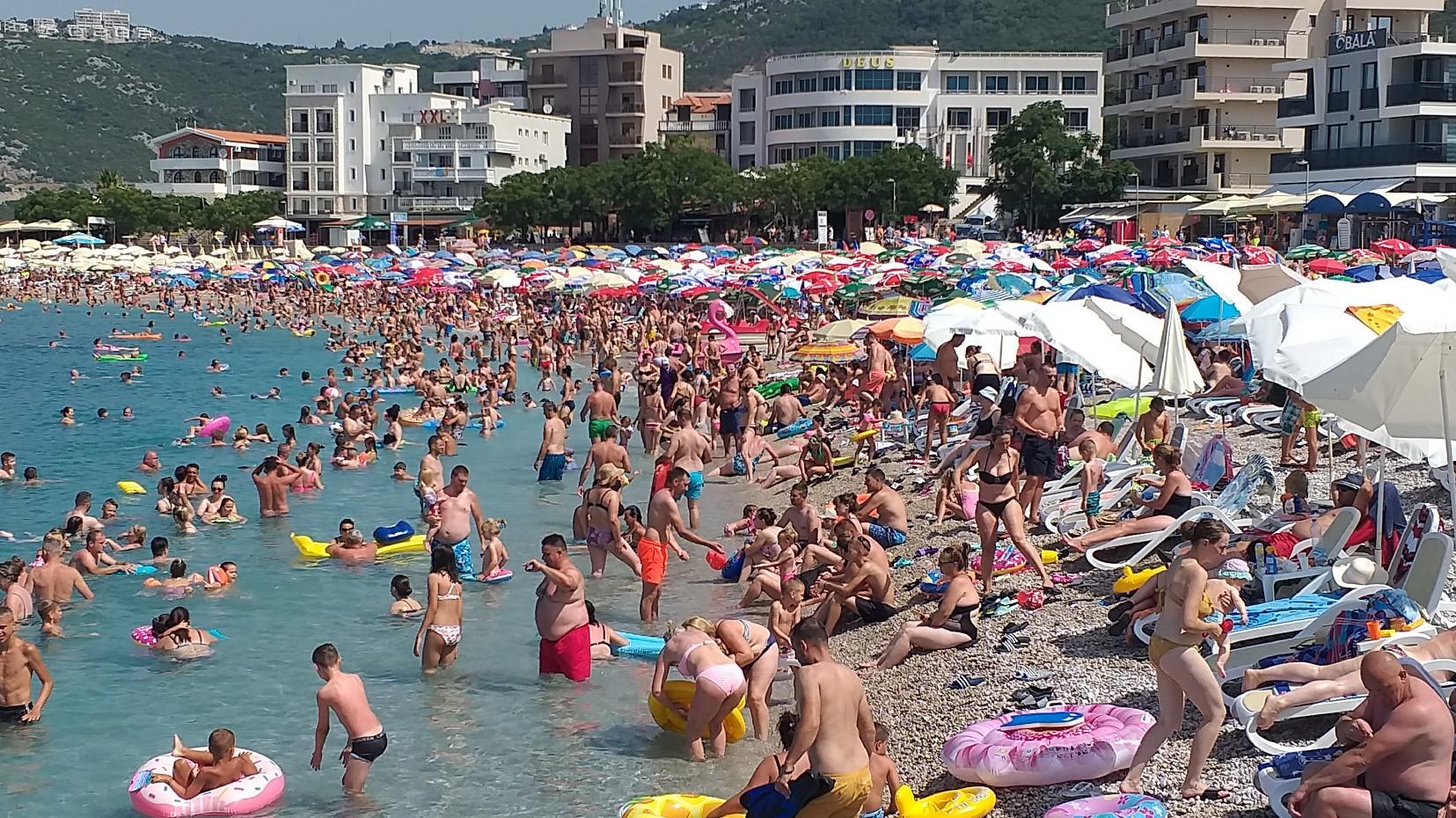 Na plažama Crne Gore kao u košnici: "Paradajz turisti" na udaru struke