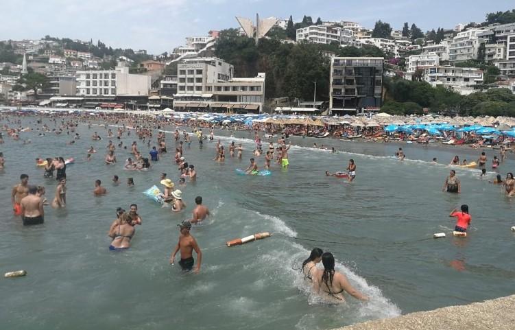 Ulcinj pun Bosanaca, čak 43.000 turista je trenutno u gradu