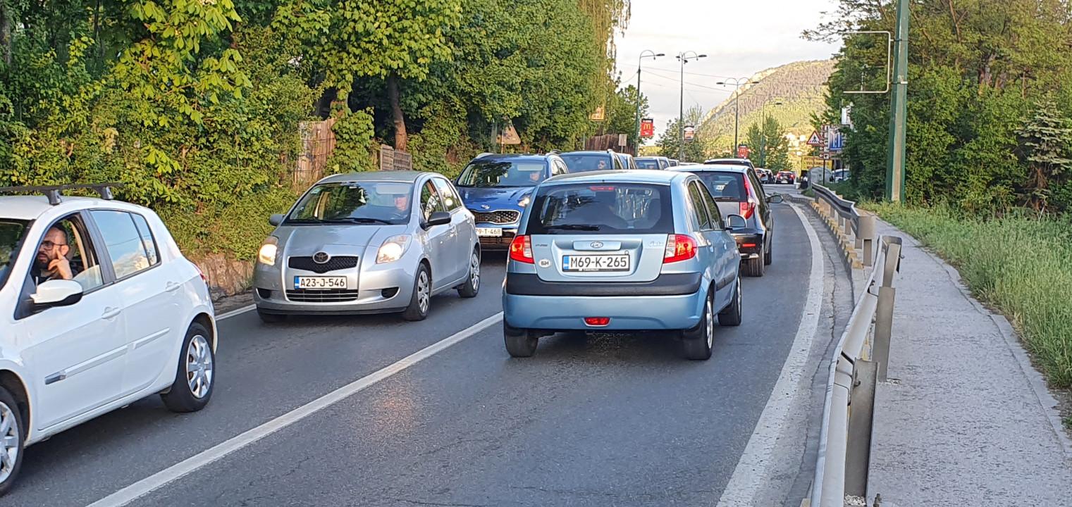 Stanje na putevima: Očekuje se pojačan promet vozila, izbjegavajte rizična preticanja