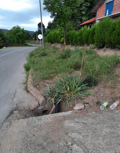 Mjesto gdje je vozač udario motociklom u betonski propust - Avaz