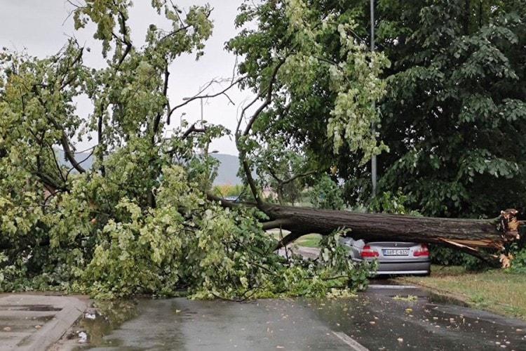 Oluja protutnjala banjalučkom regijom: Vjetar čupao kioske, krovove i stabla