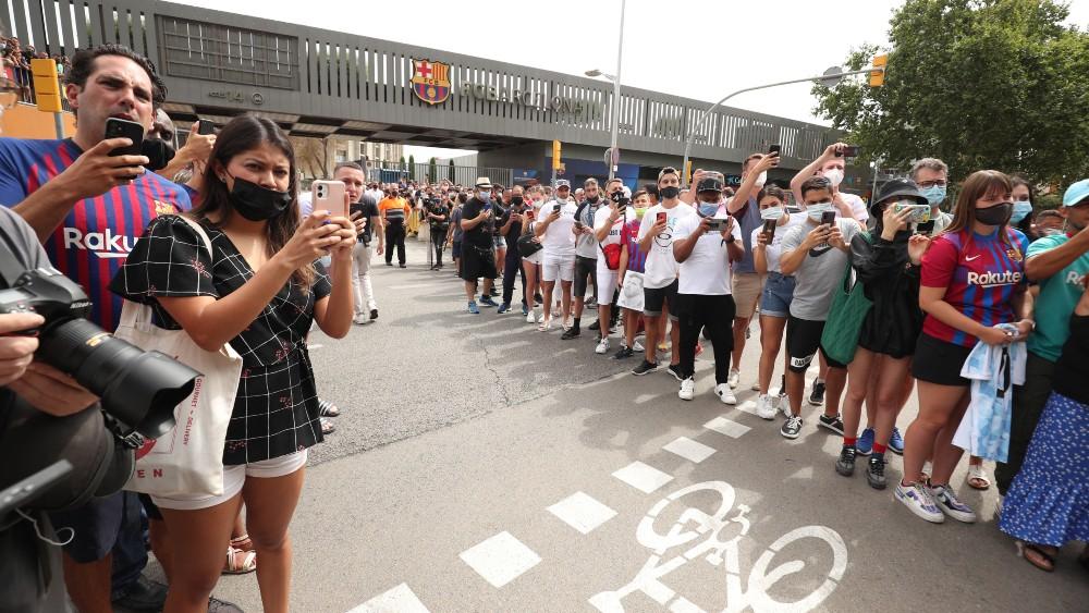 Hiljade navijača dočekale su Mesija ispred stadiona - Avaz