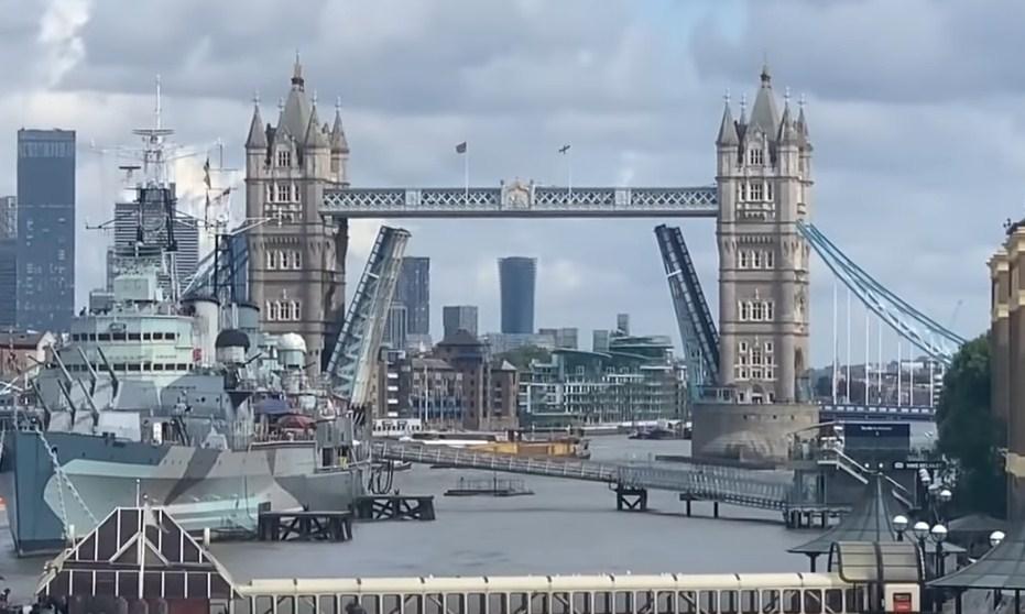 Zaglavio se čuveni pokretni most "Tower Bridge"