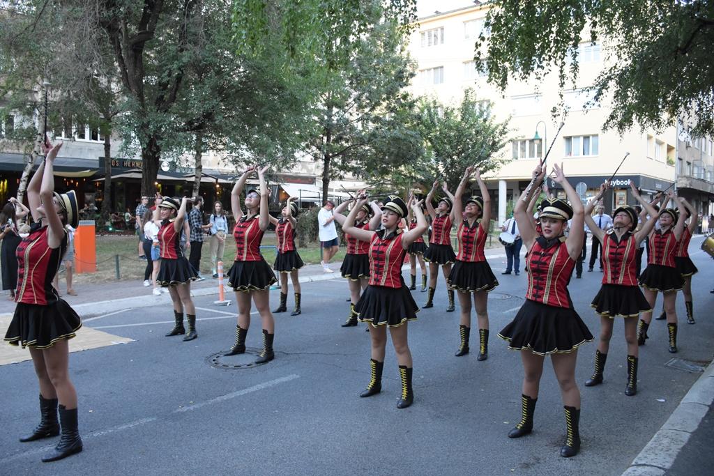 Mažoretkinje se predstavile Sarajlijama - Avaz