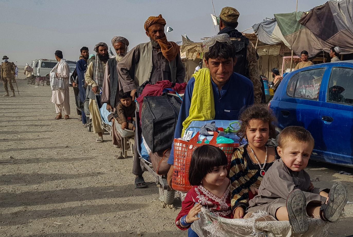 Afganistanski državljani stoje u redu na pakistansko-afganistanskom graničnom prijelazu - Avaz