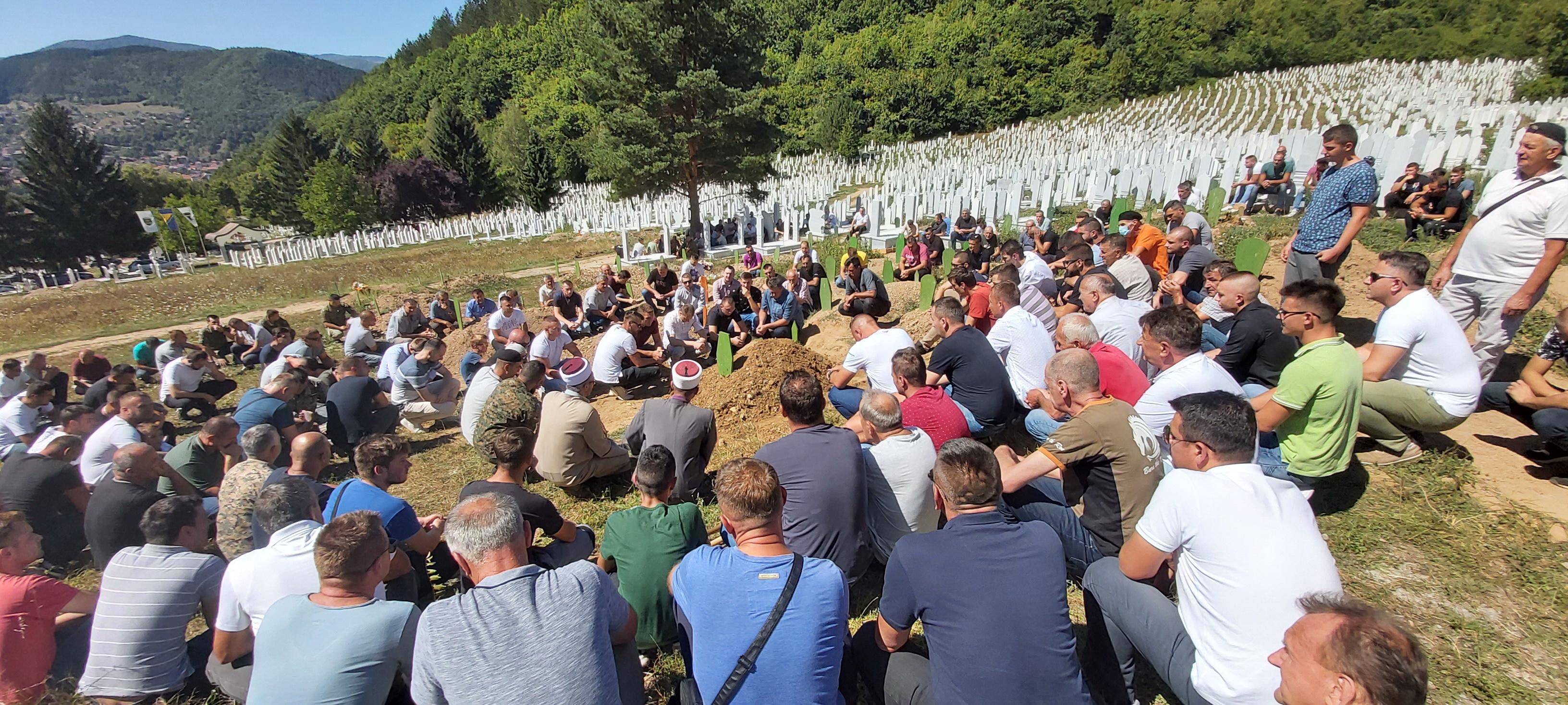 Bolni oproštaj od umrlog  dječaka - Avaz