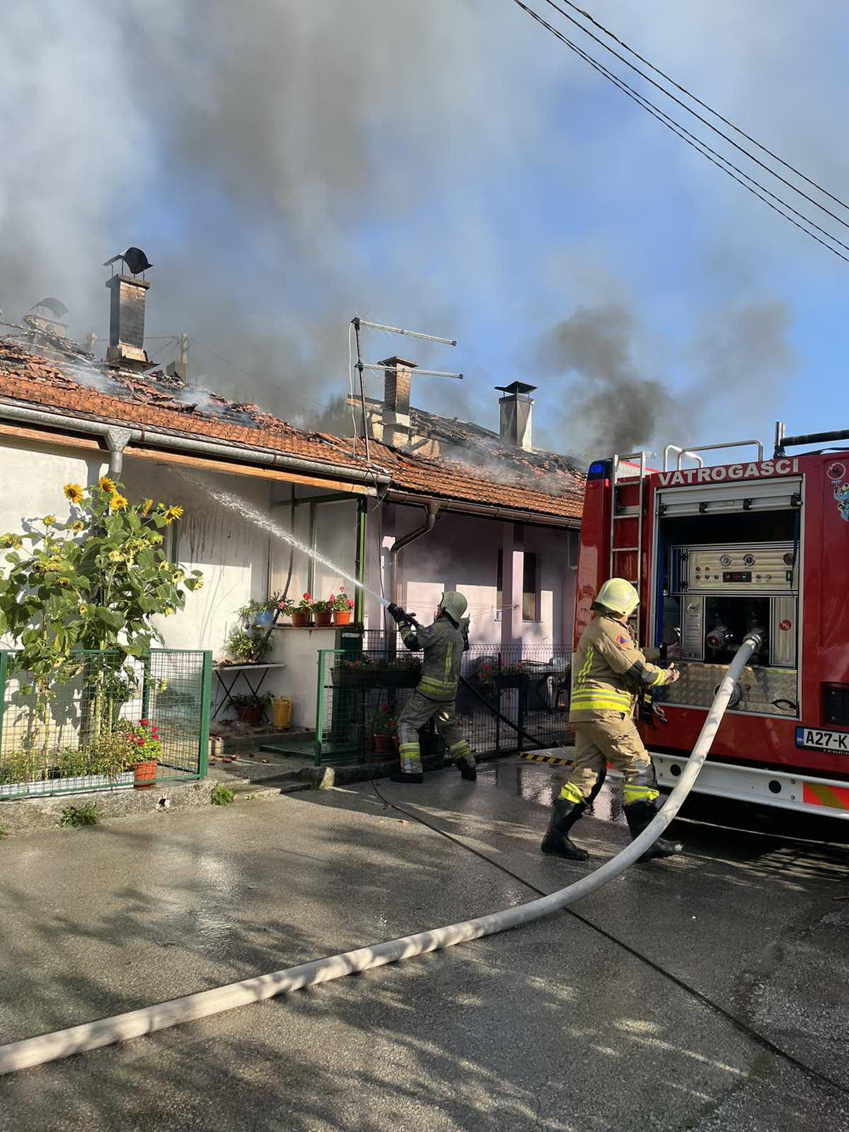 Vatrogasci tokom intervencije - Avaz