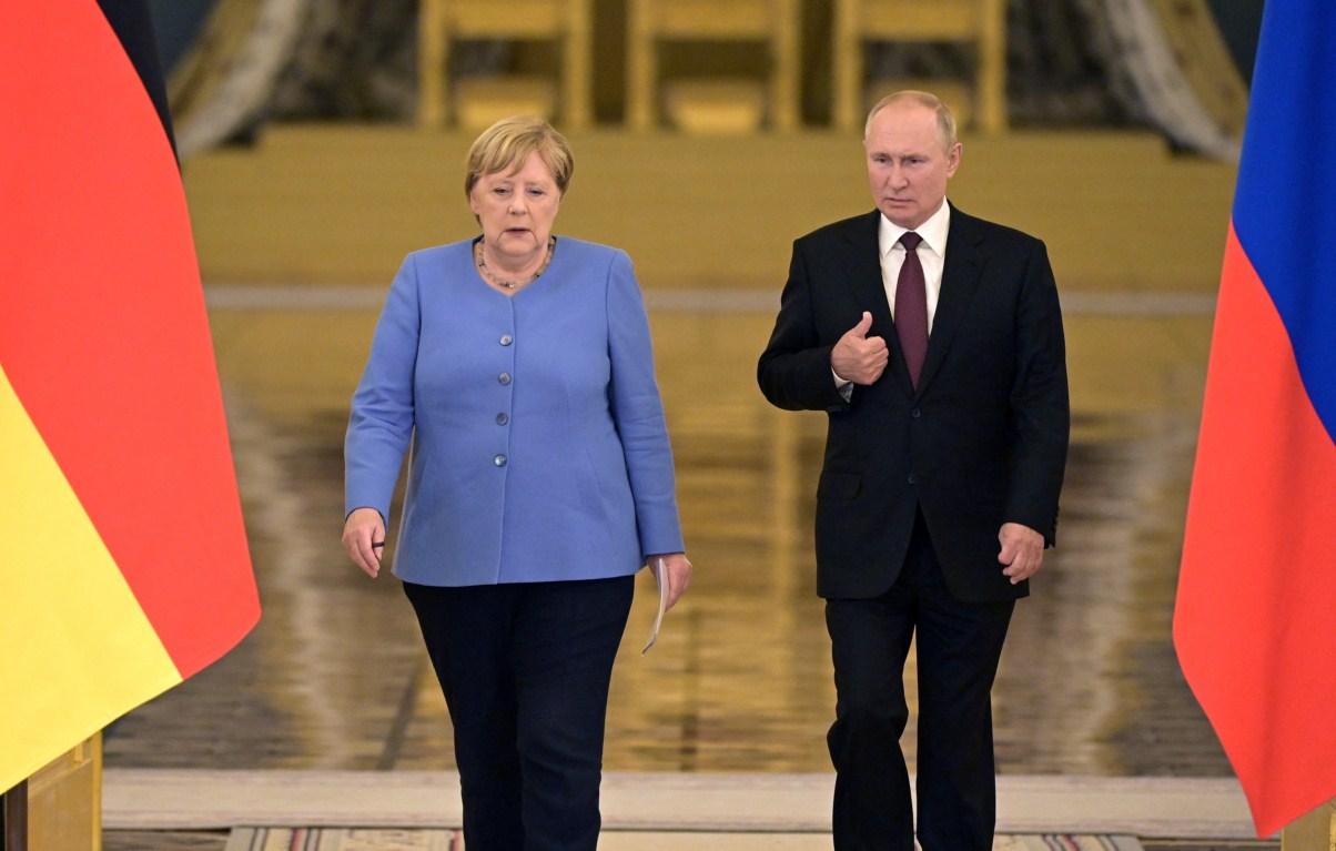 Merkel zatražila od Putina da oslobodi Navaljnog