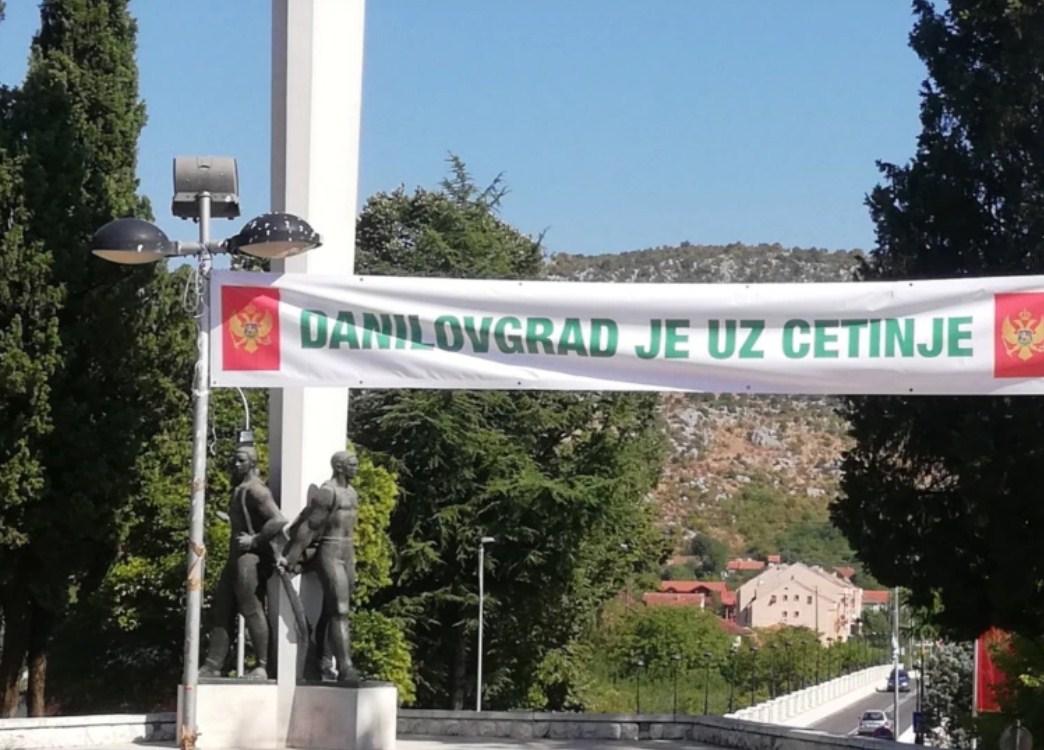 Transparent sa porukom "Danilovgrad je Cetinje" uoči ustoličenja mitropolita - Avaz