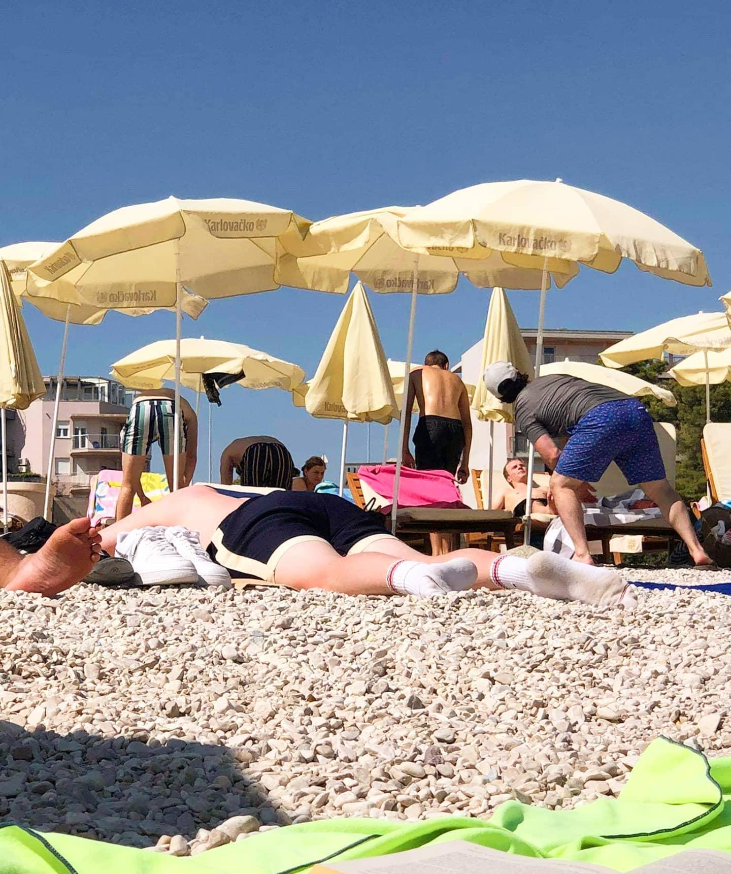 Dalmacija: Muškarac s čarapama na plaži, promjena vremena čini čuda