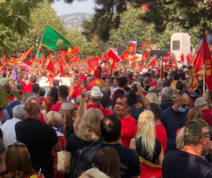 Hiljade okupljenih na Cetinju na protestu protiv ustoličenja Joanikija