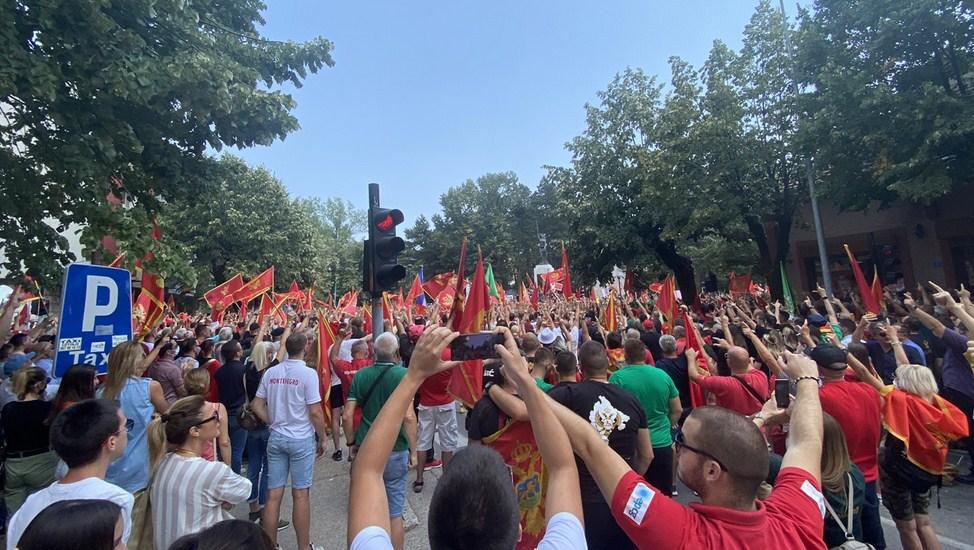 Nakon protesta održana mirna šetnja na Cetinju