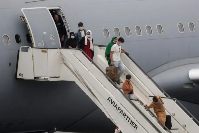 People disembark the MRTT T-055 military plane arriving from Afghanistan at Melsbroek Military Airport, in Melsbroek, Belgium, 23 August 2021. The plane, the second to land on 23 August, carried 33 Belgian citizens and Afghans who helped the Belgian mission in Afghanistan. - Avaz