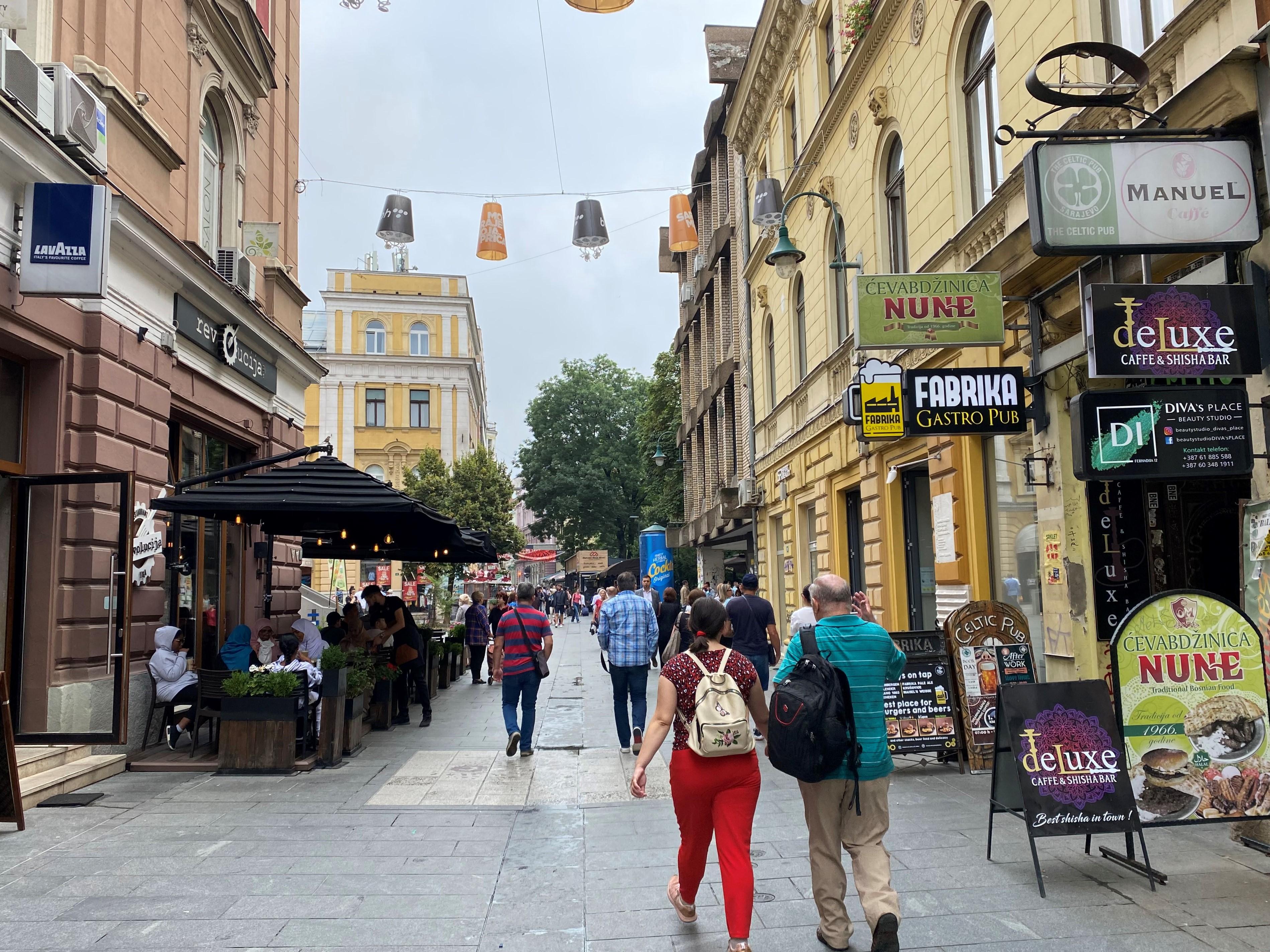 Građani iskoristili zahlađenje za šetnju centrom Sarajeva - Avaz