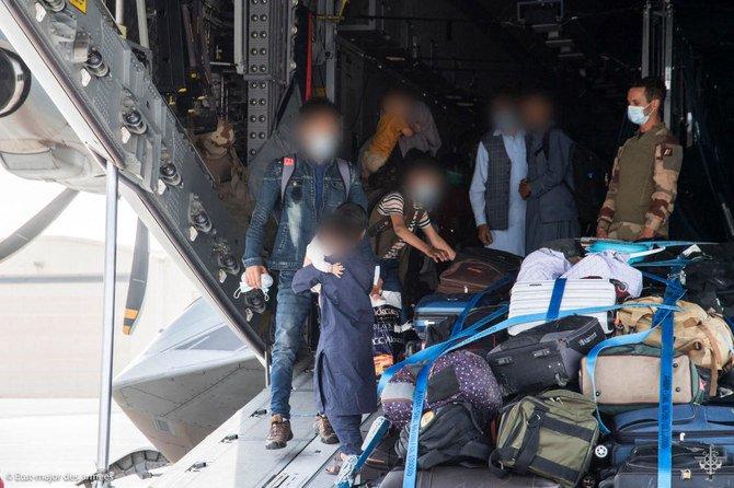 Passengers disembarking from a French Air Force Airbus A400M flying from Kabul, before boarding a French Republic plane to Paris at the French air base of Al Dhafra, near Abu Dhabi - Avaz