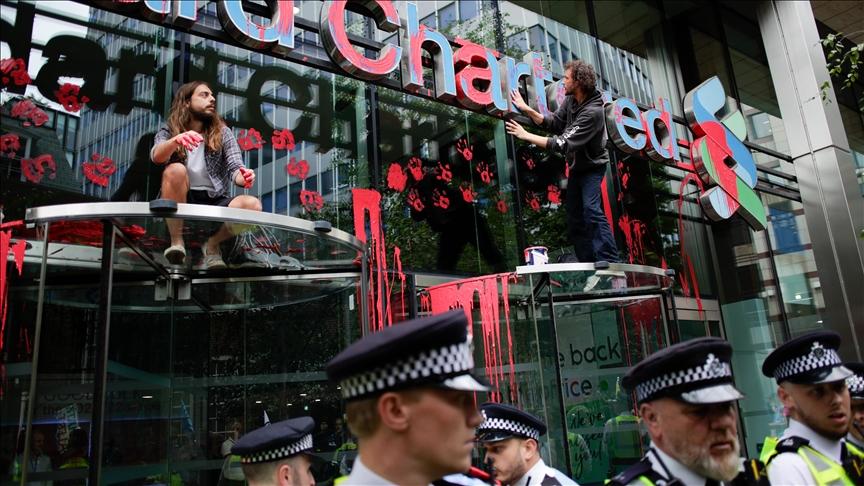 Hundreds of protesters gathered midday in front of the Bank of England to protest against the government for a system change for a better future for the planet - Avaz