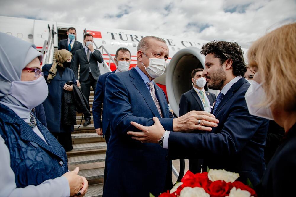 Na aerodromu je Erdoana dočekao Abazović - Avaz