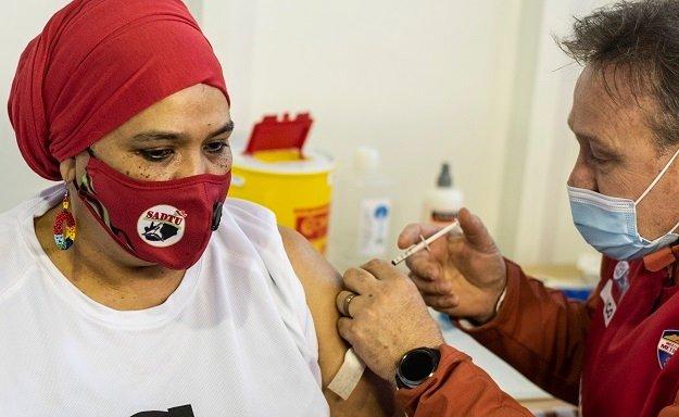 Teacher Faseega Solomon from Manenberg High in Cape Town gets a jab - Avaz