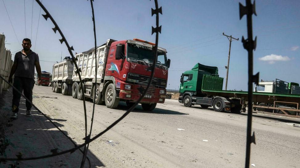 A truck carrying supplies for Palestinians arrives at Kerem Shalom crossing with Israel in Rafah in the southern Gaza Strip - Avaz