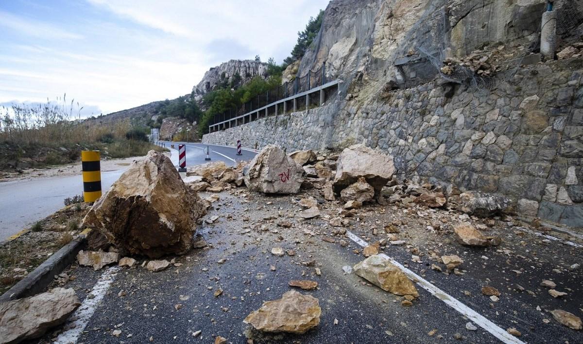 Stanje na putevima: Vozači, oprez, mogući odroni zemlje ili kamenja