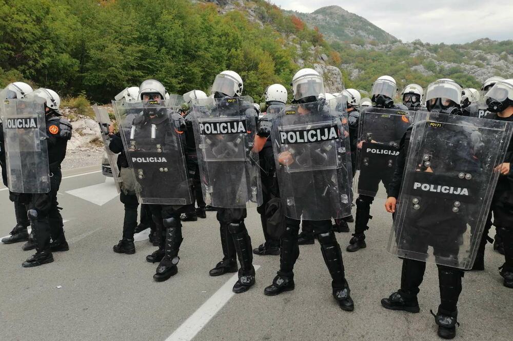 Policija dala rok demonstrantima na barikadama da se raziđu