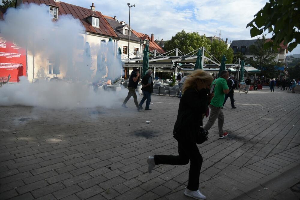 Povrede od kamenica i suzavca - Avaz