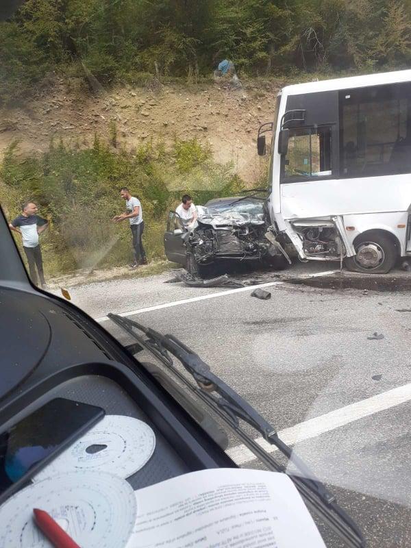 Vozači pokušali pomoći ženi i muškarcu u vozilu - Avaz