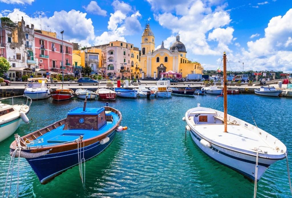 Procida je otok poznat po bujnim vrtovima te mirisnim limunima - Avaz