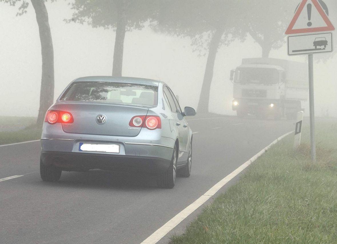 Vozači, oprez zbog odrona i smanjene vidljivosti zbog magle