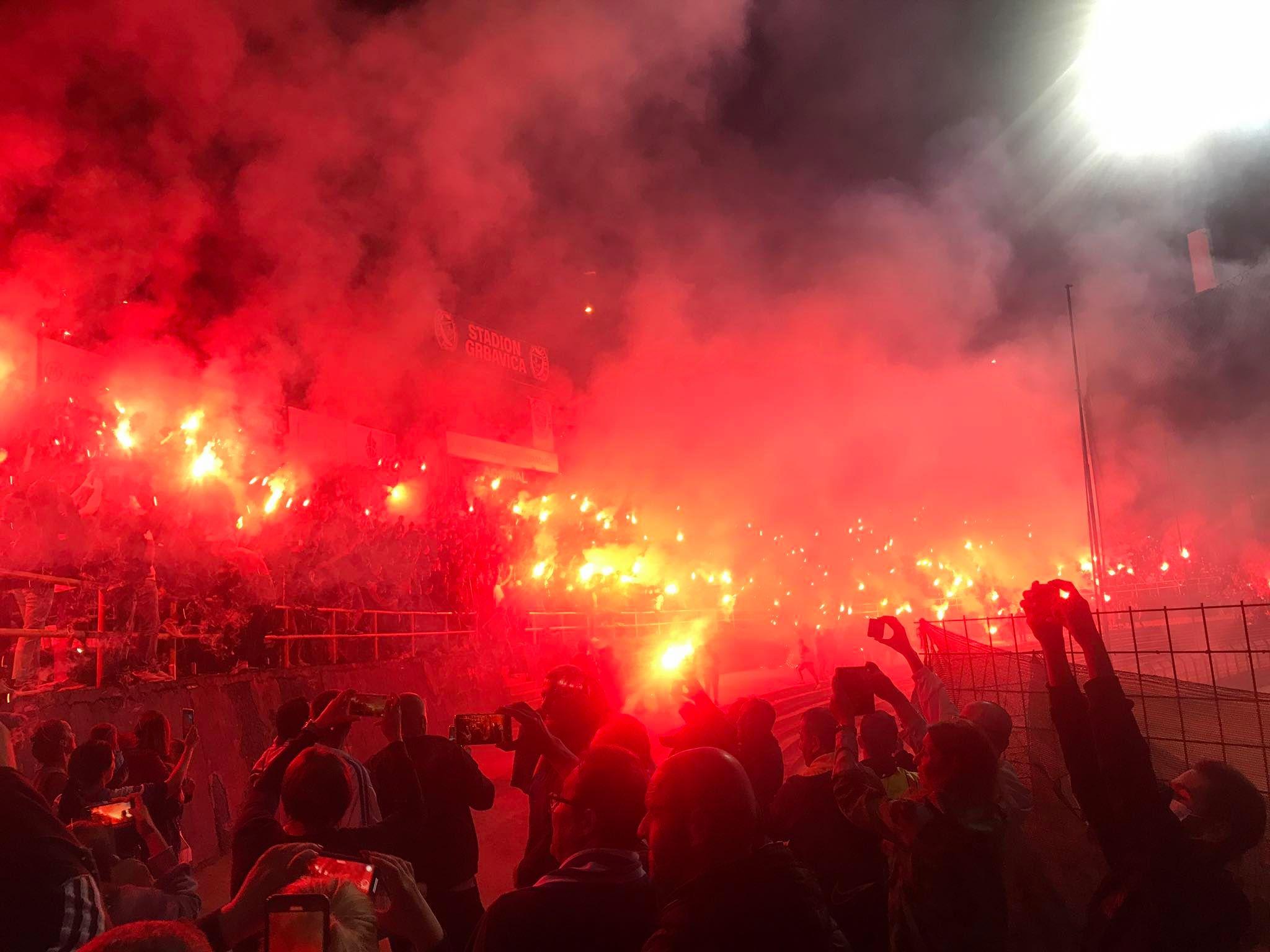 Bakljada "Manijaka" na južnoj tribini - Avaz