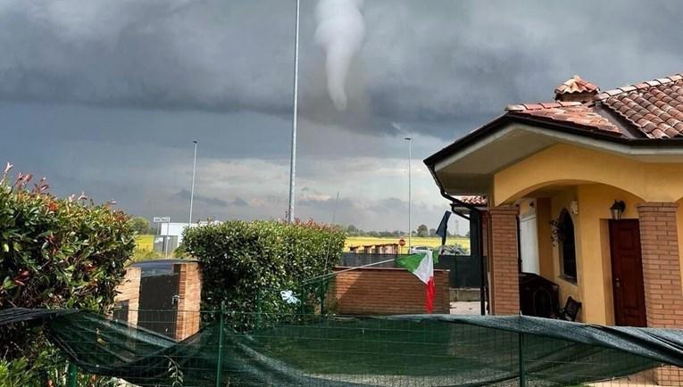 Italiju pogodila serija tornada, nastale poplave, oluje čupale stabla