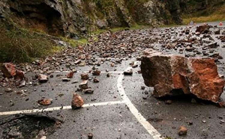 Zbog odrona i opasnosti od klizišta kamionima zabranjen prolaz kroz Šćepan Polje