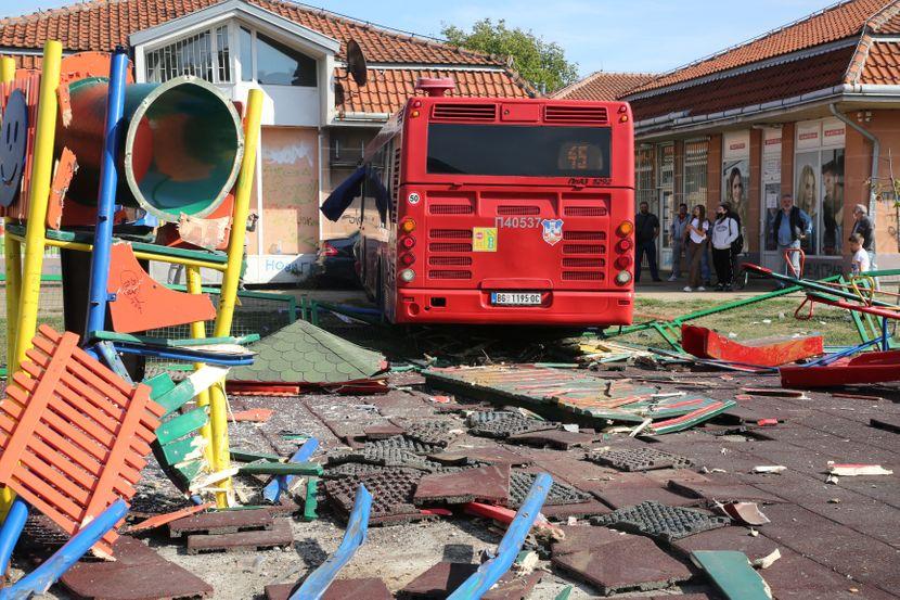 Vozač koji je autobusom uletio u dječiji park ima 72 godine, nerijetko se radi i po 16 sati