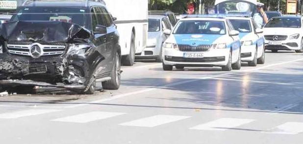 Vozač Mercedesa zakucao se u zadnji dio autobusa - Avaz