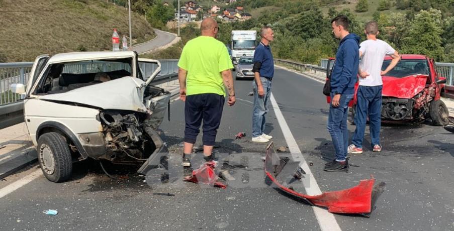 Smrskana vozila na mjestu nesreće - Avaz