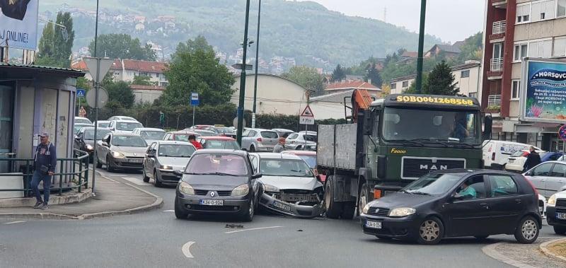 Udes na kružnom toku na Čengić Vili, velike gužve