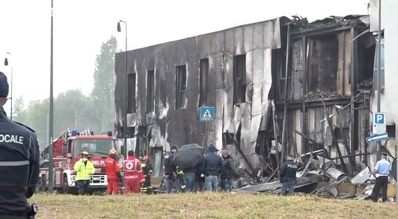 Video / Avion sa osam ljudi, među njima i dijete, pao na praznu zgradu u blizini Milana