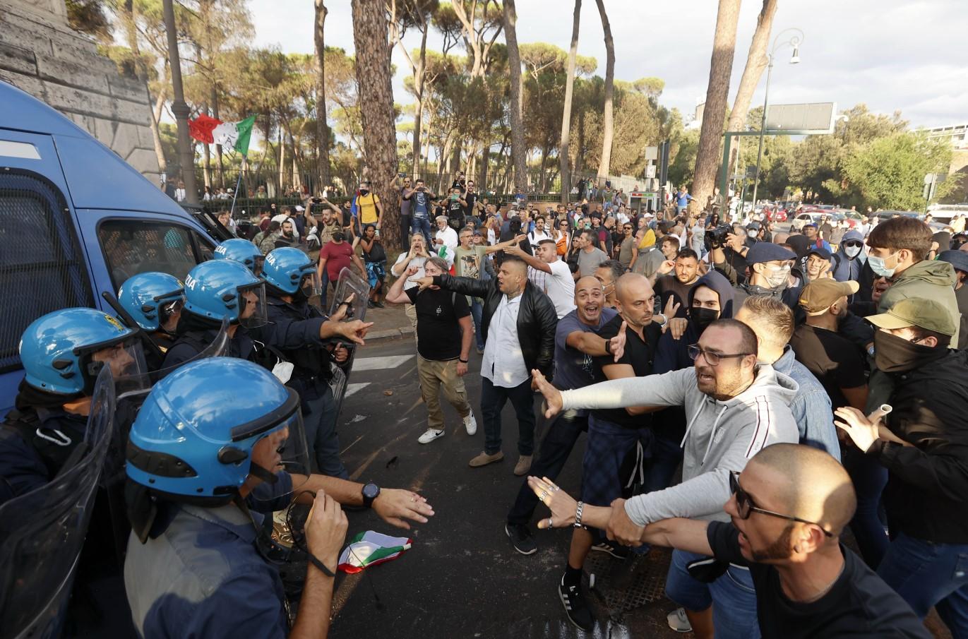 Neredi u Rimu tokom protesta zbog "zelene propusnice"