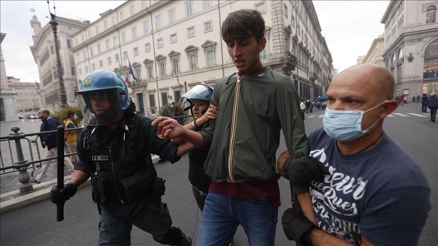 Na protestima protiv "zelene propusnice" privedeno 12 osoba