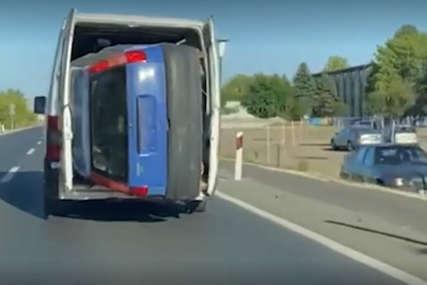 Na Balkanu je sve moguće: Ugurao automobil u kombi