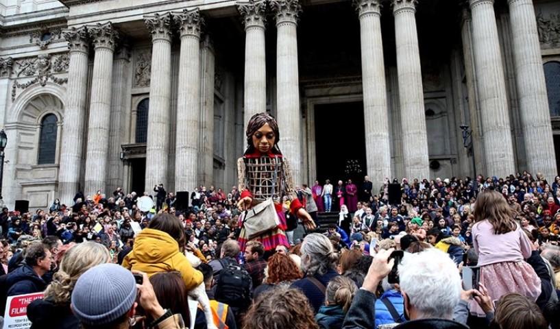 Simbol raseljene djece iz cijelog svijeta: Lutka "mala Amal" stigla u London