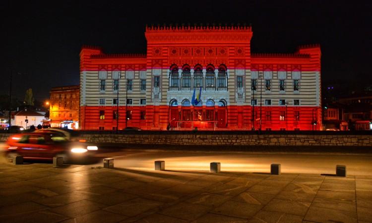 Vijećnica u bojama zastave Austrije povodom Nacionalnog praznika